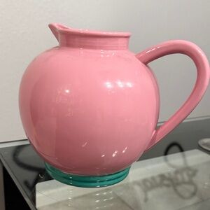 Pink Pitcher Lindt-Stymeist.
Capacity: 2.5 quarts. Pitcher